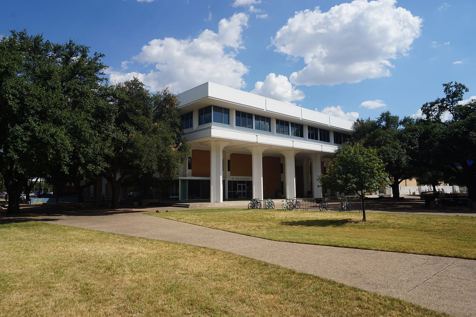 Angelo State University September 2019 03 (Porter Henderson Library) (photograph from the Wikimedia Commons category Angelo State University)