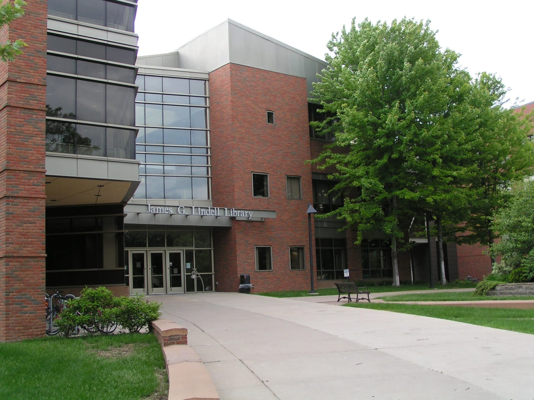 Lindell Library (Augsburg College) (photograph from the Wikimedia Commons category Augsburg University)