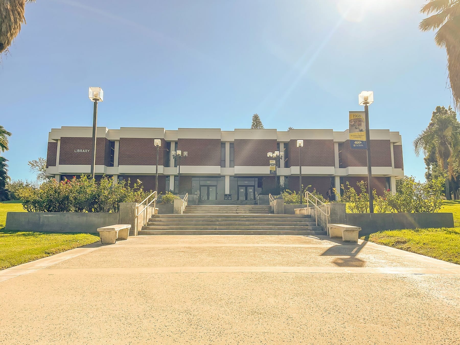 La Sierra University Library 2023-1 (photograph from the Wikimedia Commons category La Sierra University)