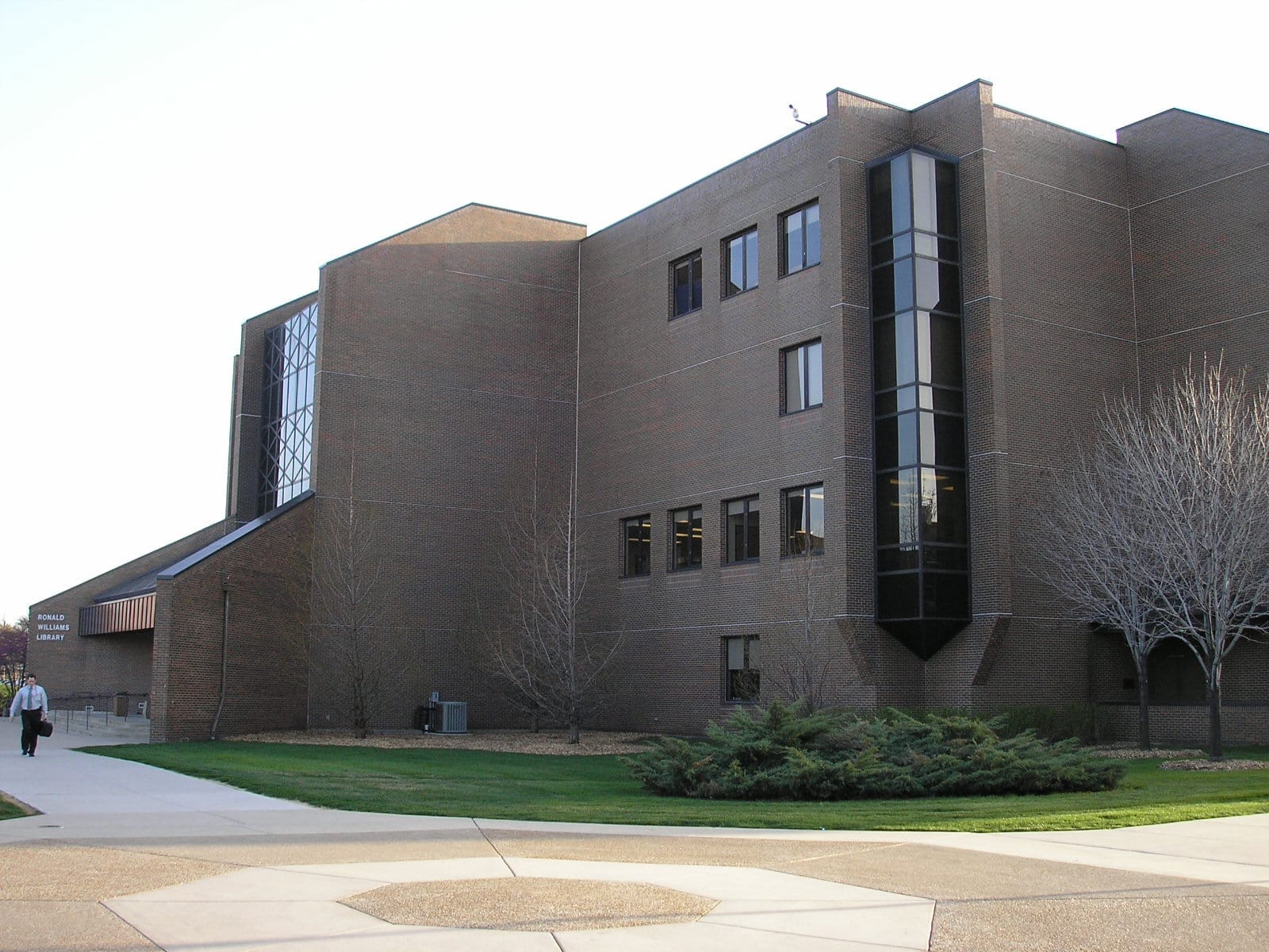 NEIUlibrary (photograph from the Wikimedia Commons category Northeastern Illinois University)
