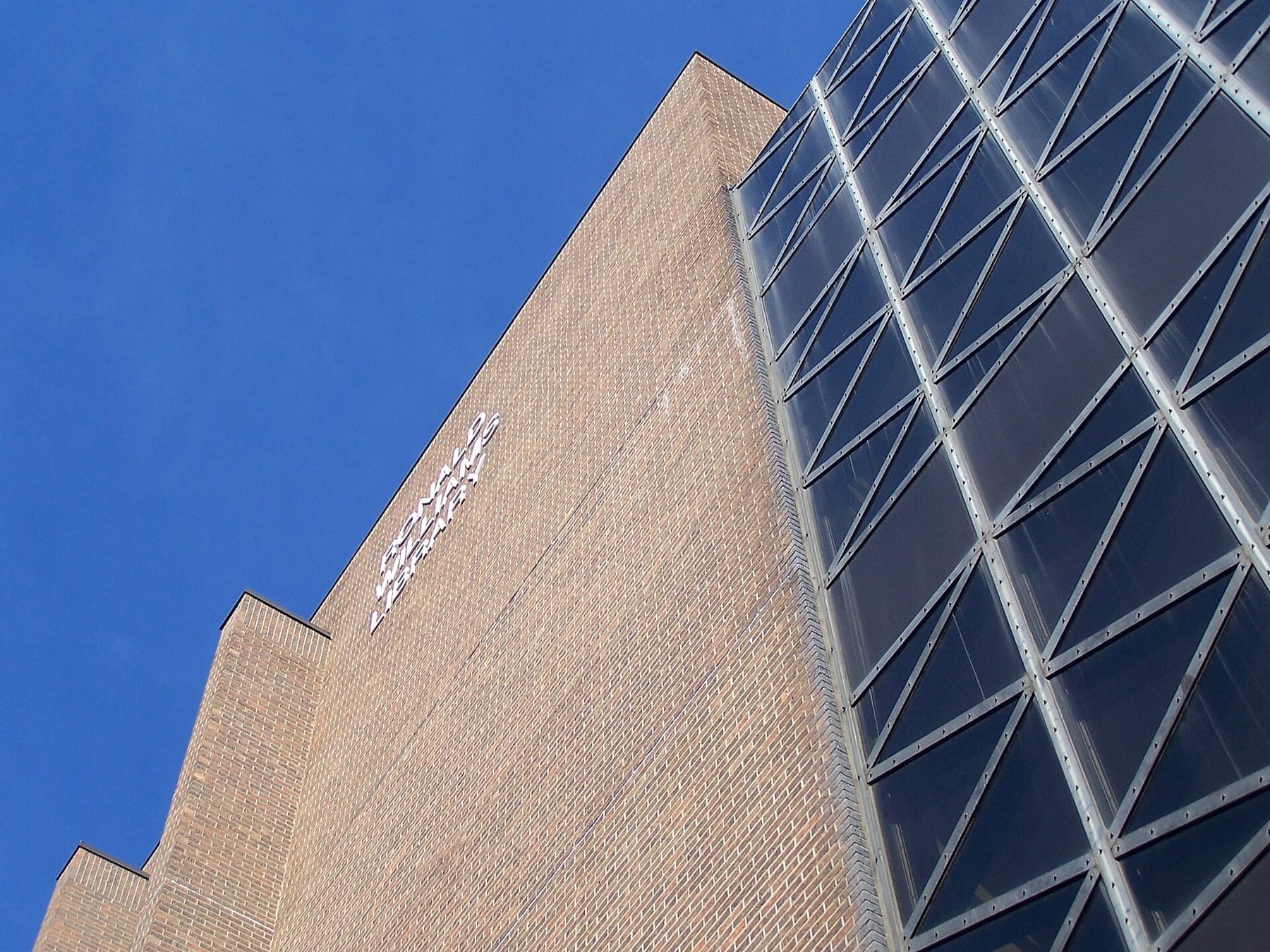 NEIU Library (117983926) (photograph from the Wikimedia Commons category Northeastern Illinois University)