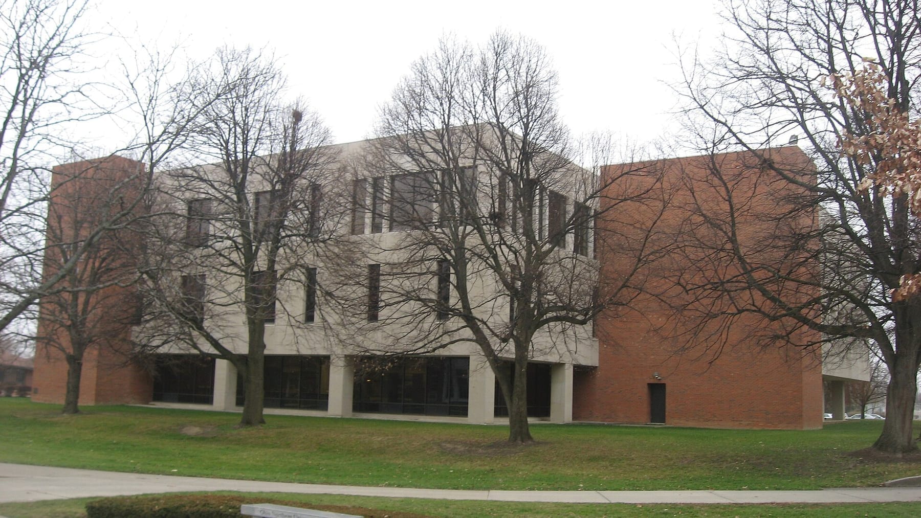 Heterick Memorial Library in winter (photograph from the Wikimedia Commons category Ohio Northern University)