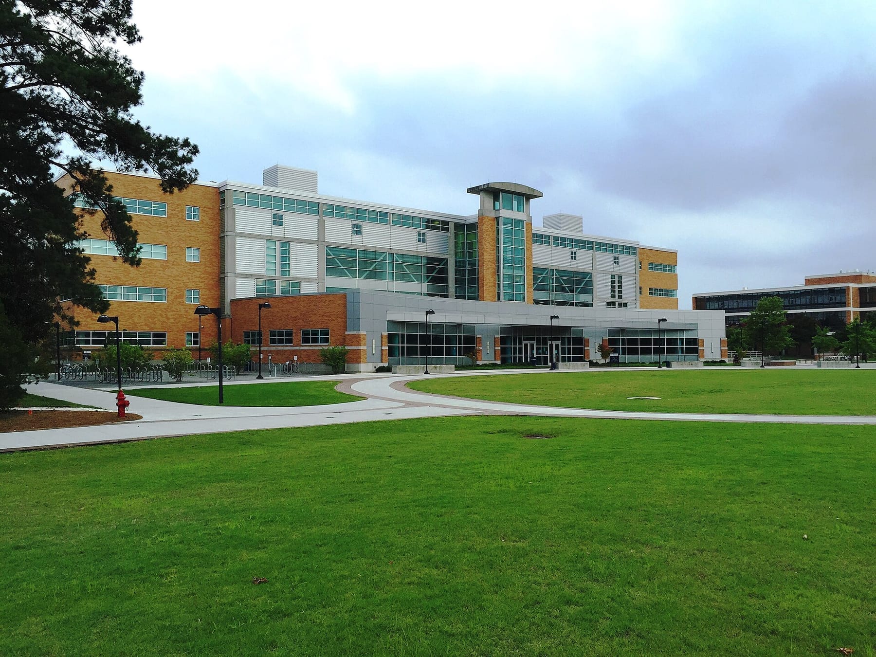 Patricia W. and J. Douglas Perry Library (photograph from the Wikimedia Commons category Old Dominion University)