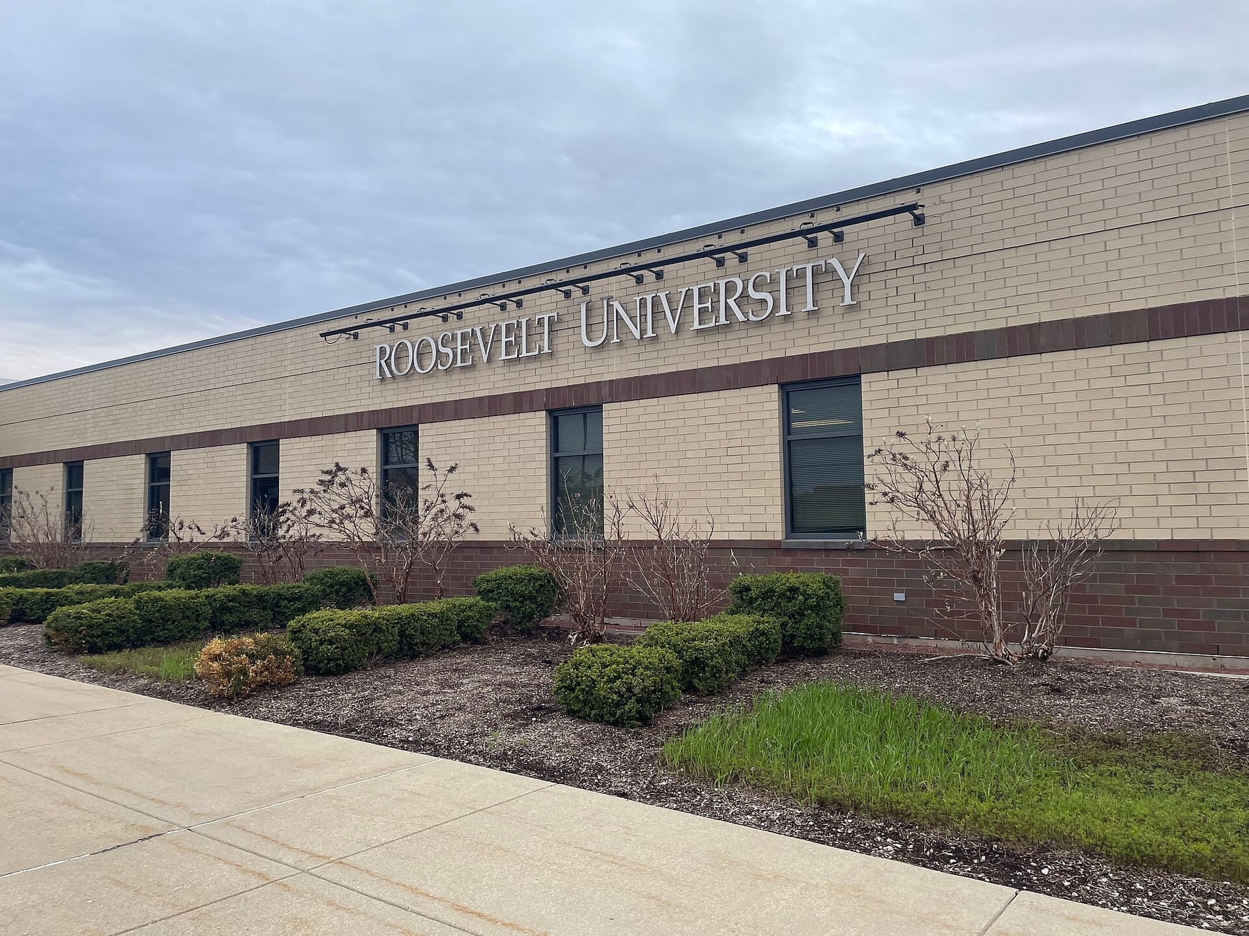 Roosevelt University building in Arlington Heights, Illinois, US (photograph from the Wikimedia Commons category Roosevelt University)