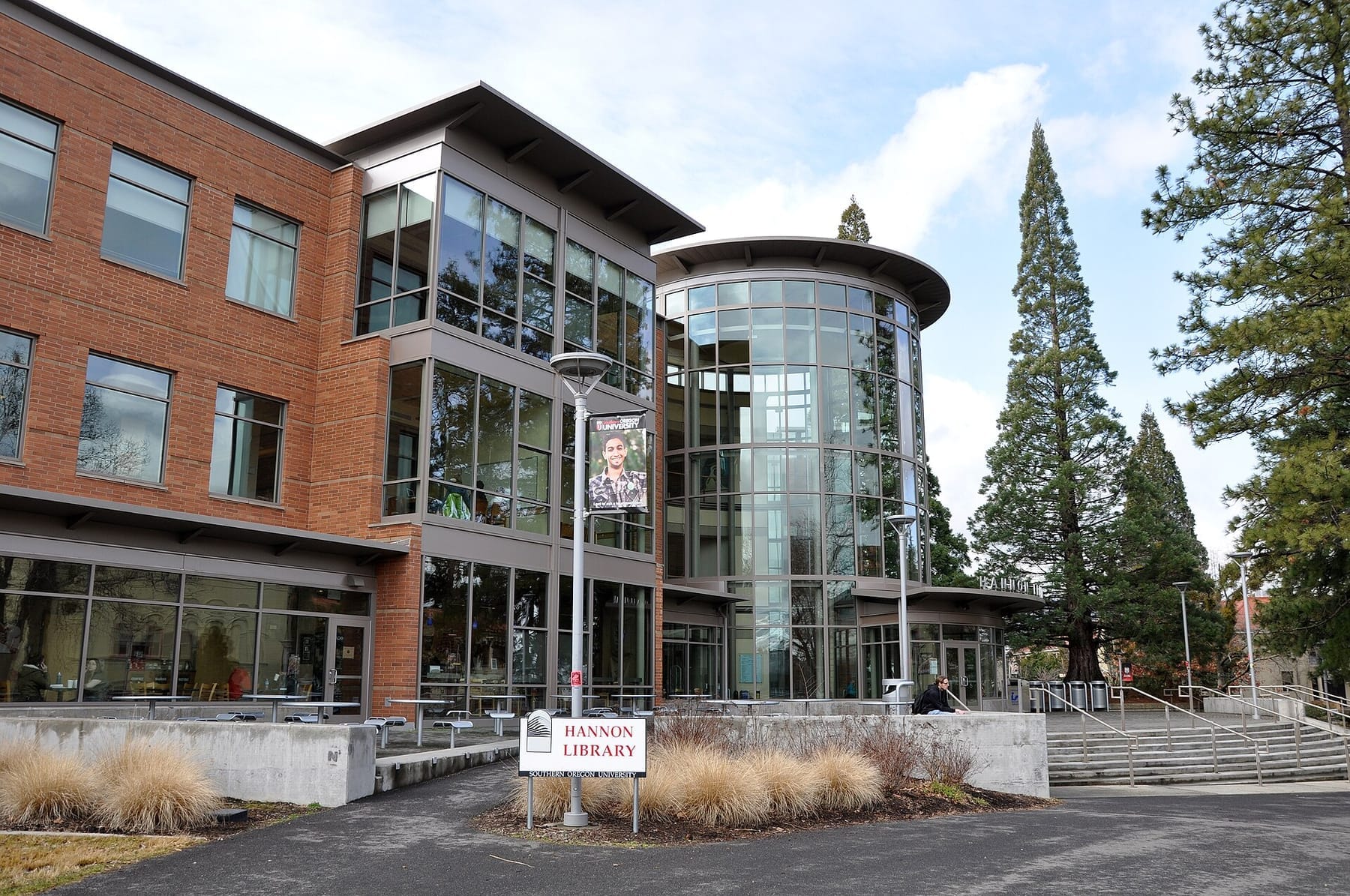 Hannon library sou (photograph from the Wikimedia Commons category Southern Oregon University)