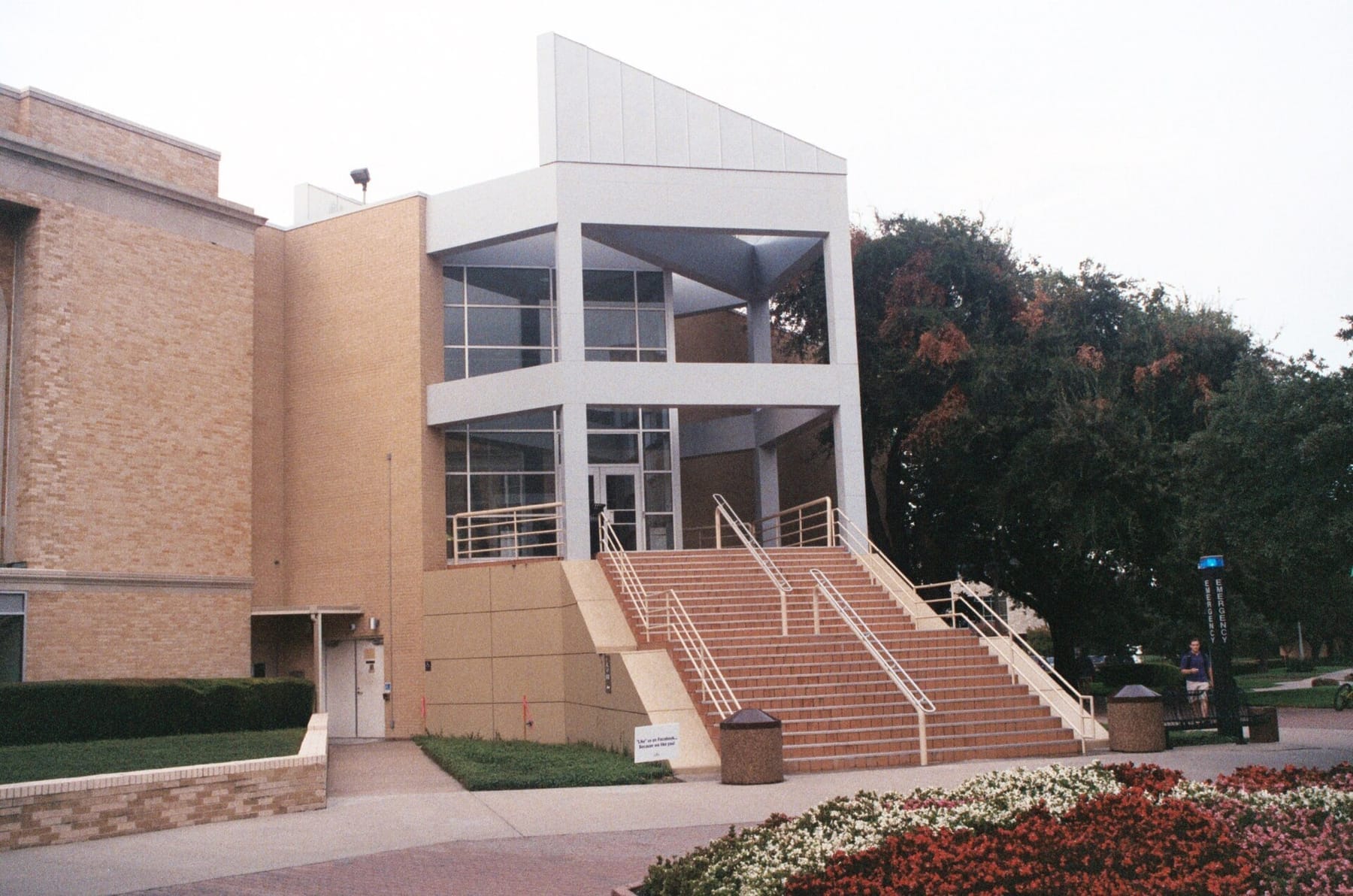 TCU Library (7978613676) (photograph from the Wikimedia Commons category Texas Christian University)