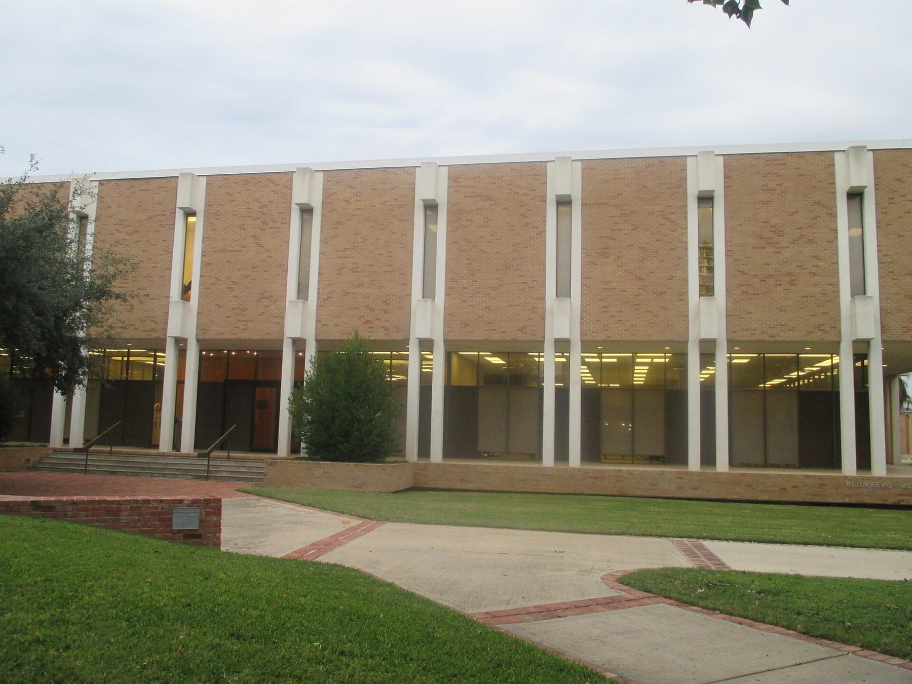 Blumberg Memorial Library, TLU, Seguin, TX IMG 8134 (photograph from the Wikimedia Commons category Texas Lutheran University)