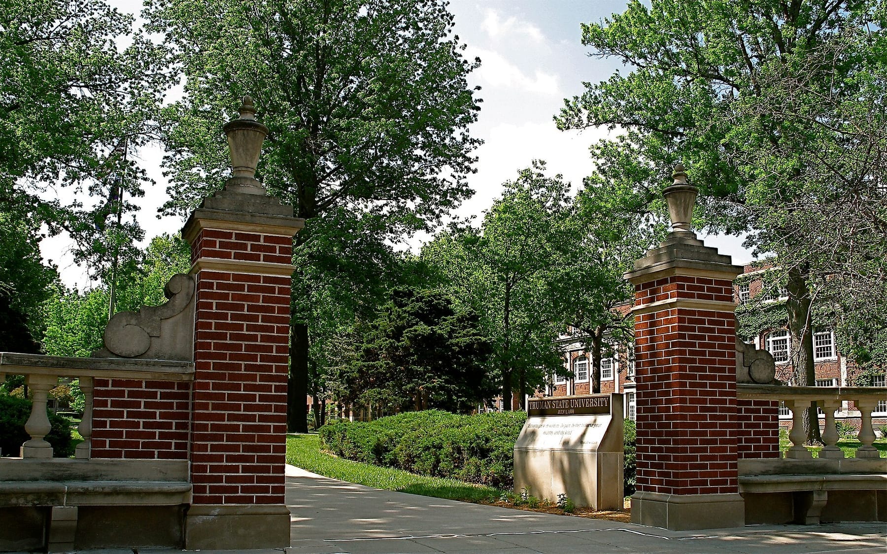 TrumanStateUniversityEntrance (photograph from the Wikimedia Commons category Truman State University)