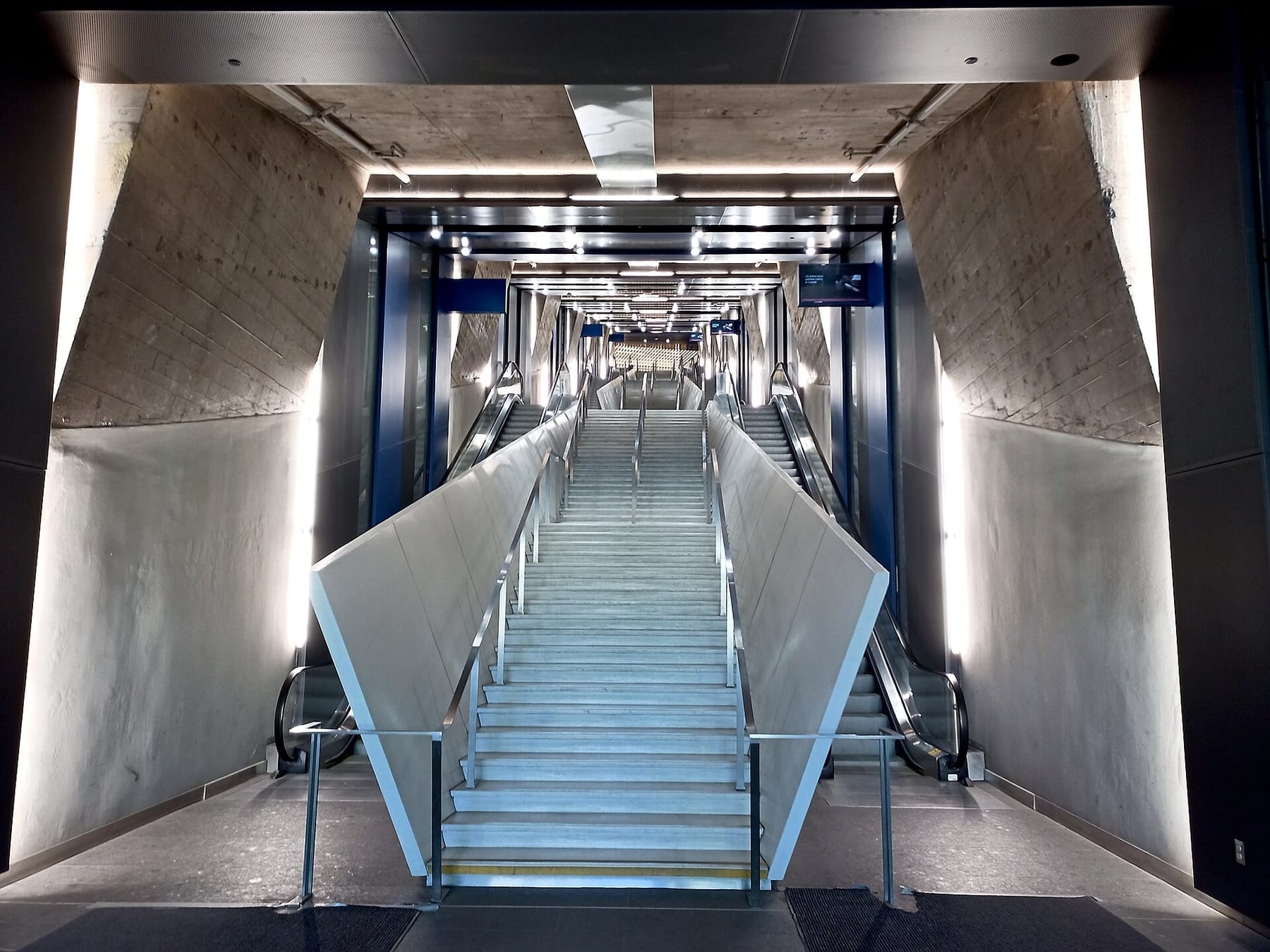 Entering the UdM main building in Montréal (54237434393) (photograph from the Wikimedia Commons category Université de Montréal)