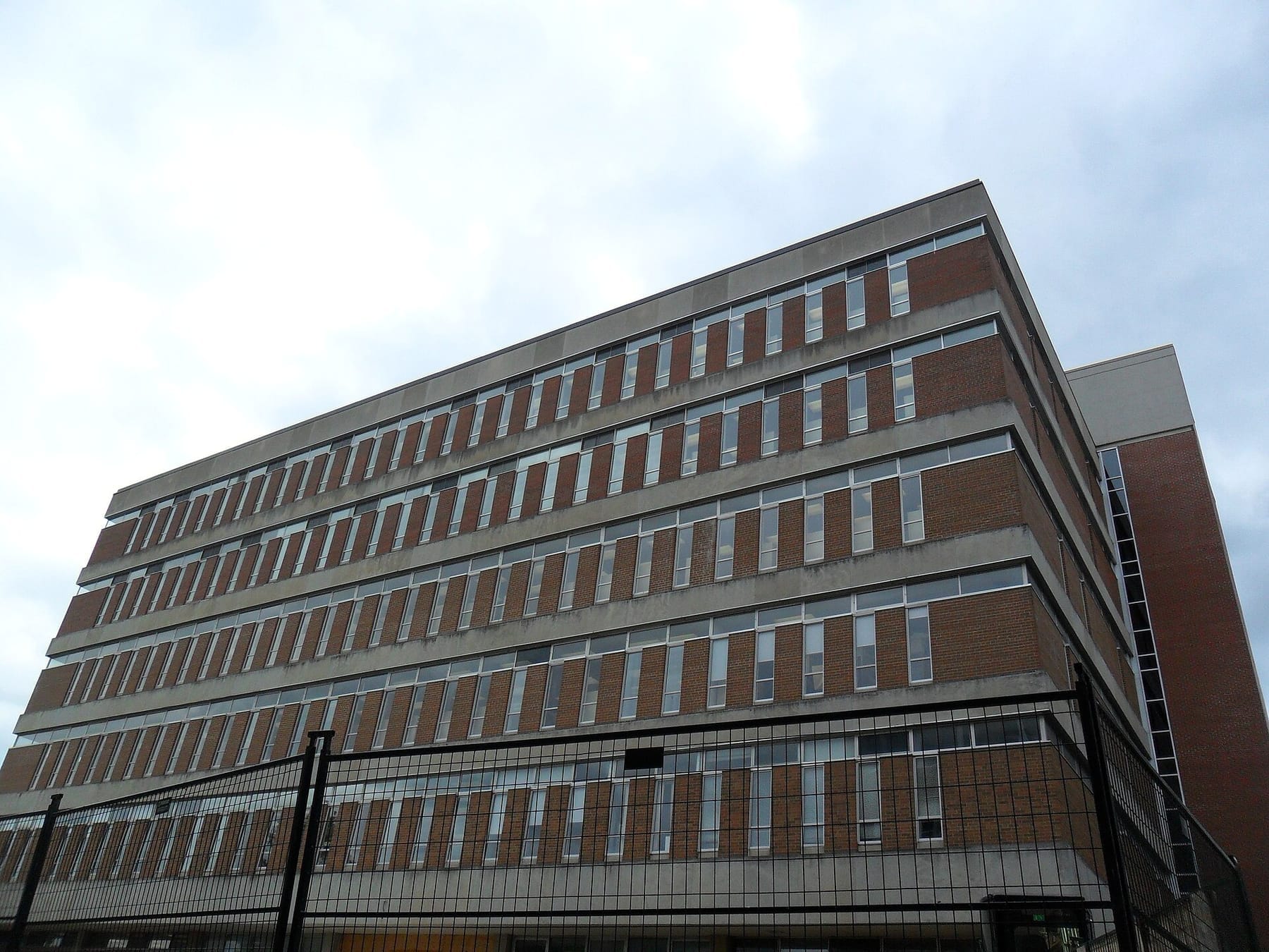 Laurier Library under renovation (photograph from the Wikimedia Commons category Wilfrid Laurier University)