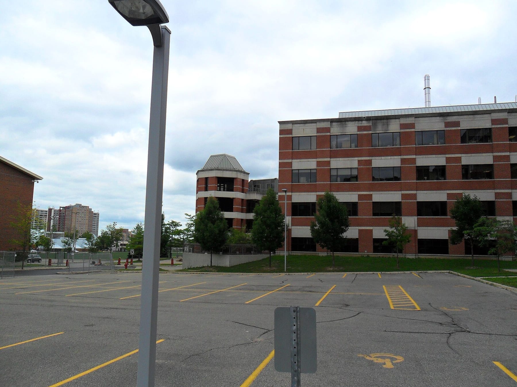 Science building (photograph from the Wikimedia Commons category Wilfrid Laurier University)
